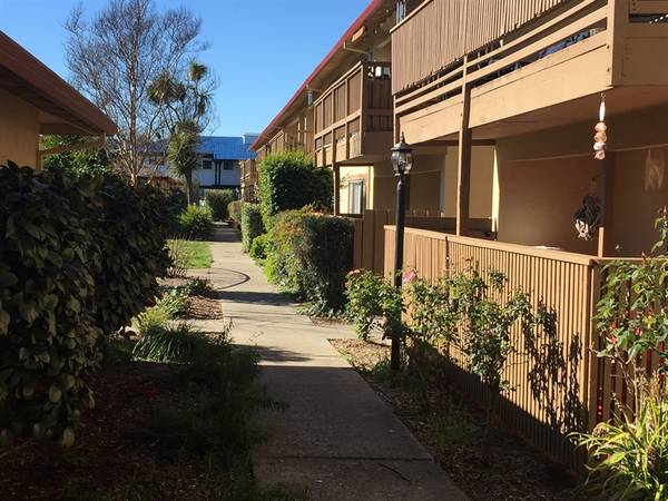 $2,300 / 2br - 765ft2 - Upstairs Unit In A Great Location With a Pool Close To Sonoma Square (sonoma)63933766639746122