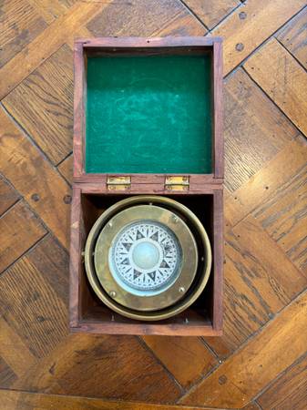 Mahogany boxed Floating Brass nautical compass: Vintage 1