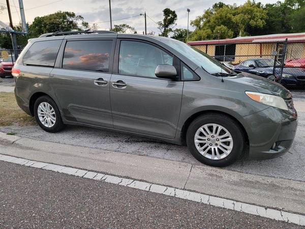2013 Toyota Sienna XLE ¡Aprobación de crédito garantizada! - $11,800 (+ SUNCOAST QUALITY CARS LLC)63443498342401121