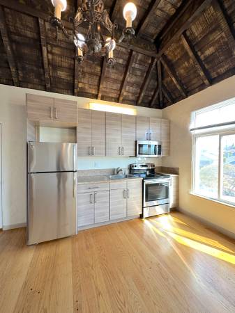 $1,950 / 1br - 500ft2 - Video&Plan! Top Floor, Sunny, Exposed Beam Ceilings, Renovated (oakland lake merritt / grand)63888988980865121