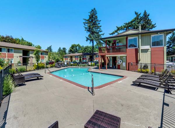 $1,495 / 2br - New Cedar Decks, Plank Wood Flooring - 2 Bed Apt & Large Kitchen (Halsey & I-84)63999453569410122