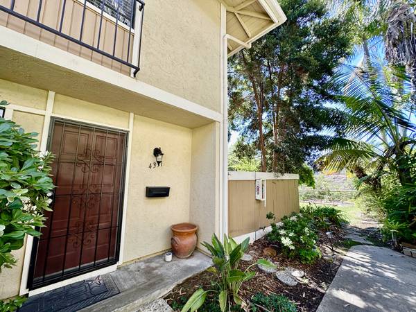 $3,495 / 3br - 1113ft2 - Corner Unit Townhome In UTC Area -Community Pool (4331 Caminito del Zafiro, UTC Area)64037044772866120