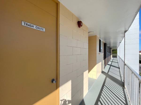 $2,652 / 2br - 778ft2 - Beautifully renovated with an endless breeze! (Punahou and Young)63939392927234121