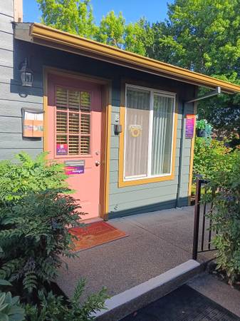 $1.595 / 2br - 850ft2 - Hermoso Piso Superior 2+1, con lavadora/secadora/estacionamiento cubierto (East Gresham)63831397492611122