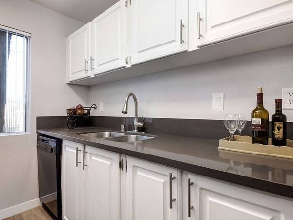 $1,999 / 2 habitaciones - 872 pies² - en Palmdale CA, Bañera/duchas, 2 habitaciones (38300 30th Street East , Palmdale, CA)63700919952769123