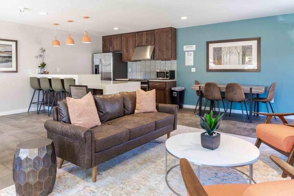 $1,896 / 2br - 825ft2 - Plank wood-style flooring, Amazon package lockers63820763075329120