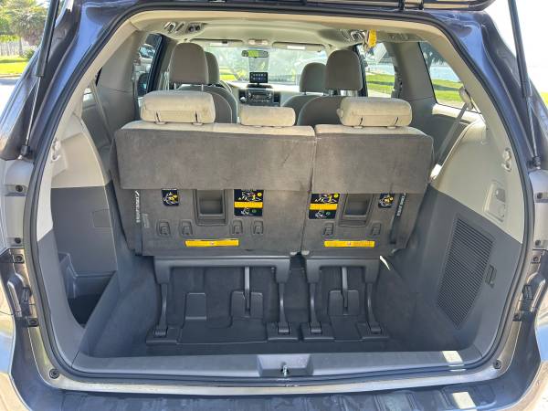 2011 Toyota sienna - $7,50063624732153603124