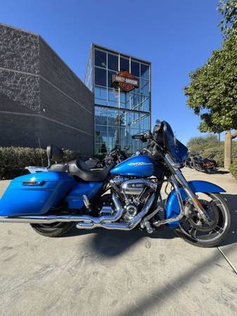 2018 Harley-Davidson® FLHX - Street Glide V Twin 1