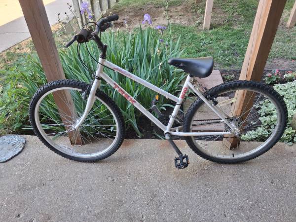 Womens Trek 800 Antelope mountain bike 21sp 1