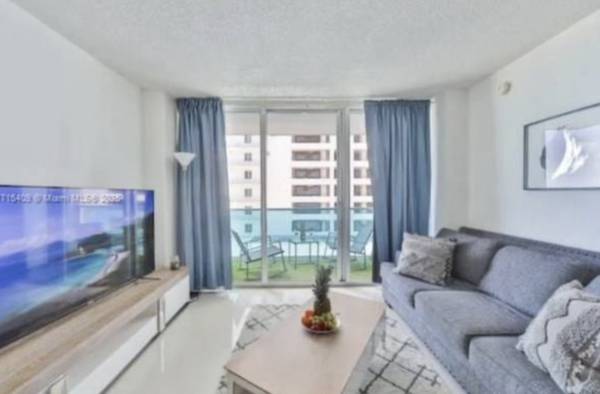 $3,600 / 1br - 905ft2 - Make this beautiful waterfront condo HOME, Excellent location (hollywood beach)63825137879041122