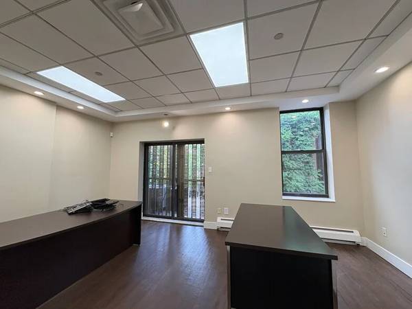 $4,600 / 1260ft2 - Office Space*Bright*Private Townhouse*Balcony*Private Bathroom*W183rd (Inwood / Wash Hts)63816625221249123