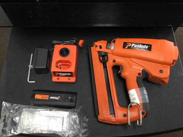 PASLODE IM250A GRAPADORA INALÁMBRICA DE ACABADO DE 16 GA, ANGULAR CON ESTUCHE - $270 (Escondido)63471474709507124
