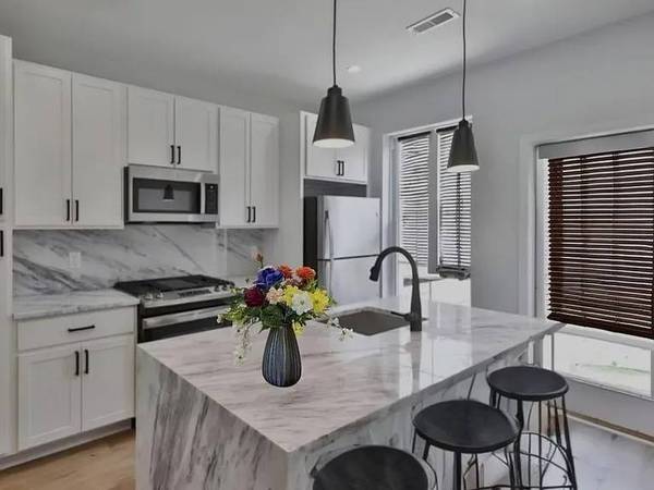 $911 / 1br - Modern 1BR Apartment with Hardwood Floors & Light (larkspur)63888990019713124