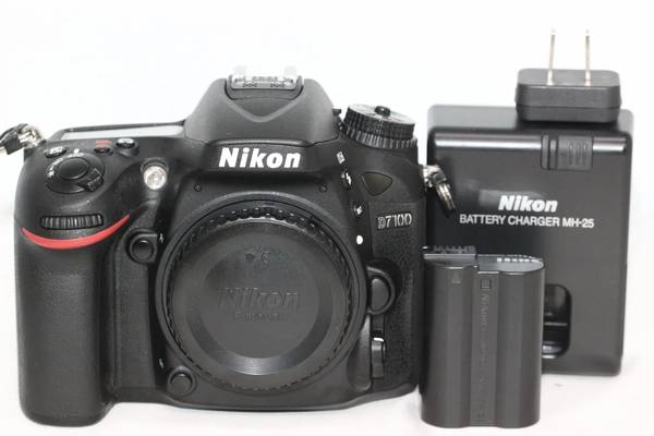nikon d7100 24.1MP body/like new 1