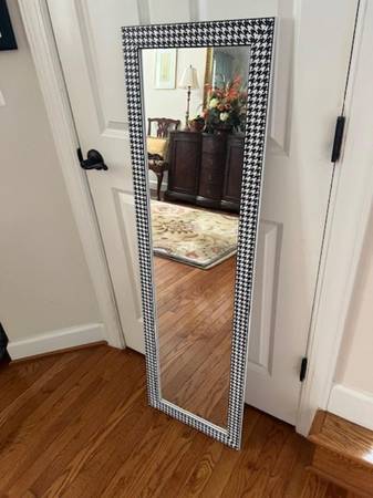 Espejo de pasillo de tamaño completo 48" x 12" - $12 (Vienna)63471432030083122