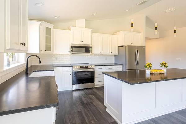 $389,000 / 3br - 1570ft2 - Nueva Casa en Cave Junction IVRE#2679 Venta Pendiente! (Cave Junction)64305205089026124