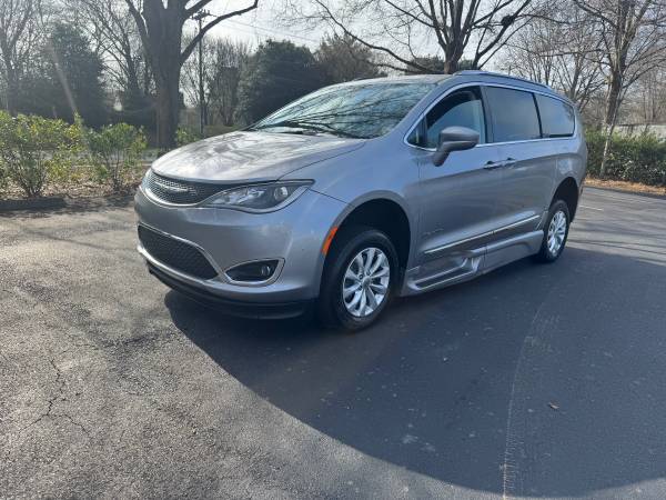 2019 Chrysler Pacifica BraunAbility Wheelchair Handicap Accessible Van 1