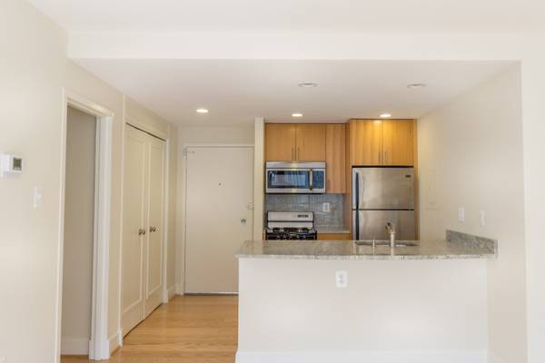 $2,400 / 460ft2 - ESTUDIO EN FORMA DE L CON VISTA A LA PISCINA DISPONIBLE AHORA! (Dupont Circle)63822604842755122