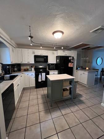 $2800.00 / 3br - 1200ft2 - 3-Level Townhouse with Loft & Private Deck – Minutes to Downtown Conco63931921404674121
