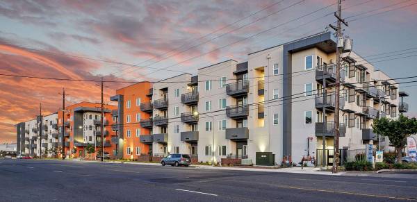 Cozy Studio/Studio-Vinyl Floors, On-Site Laundry, Friendly Vibe! 1