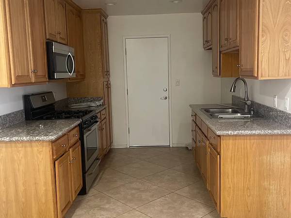 $1,650 / 3br - 1250ft2 - Beautifully Renovated 3BR Home with Garage & Spacious Yard (Riverside)64030485660418120