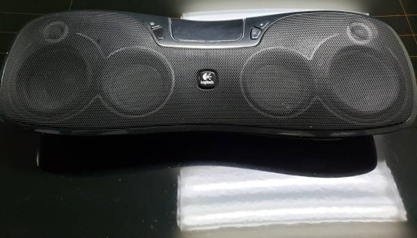 Logitech Rechargeable Speaker S715i 1