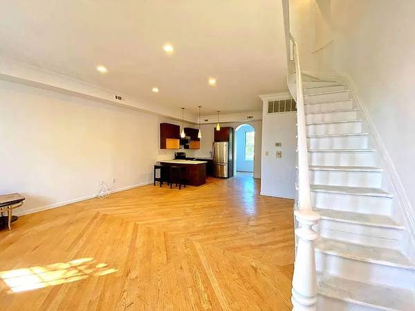$1,200 / 4br - 4 Rooms Available in a Massive House with a Private Backyard (Brooklyn)64033457887617121