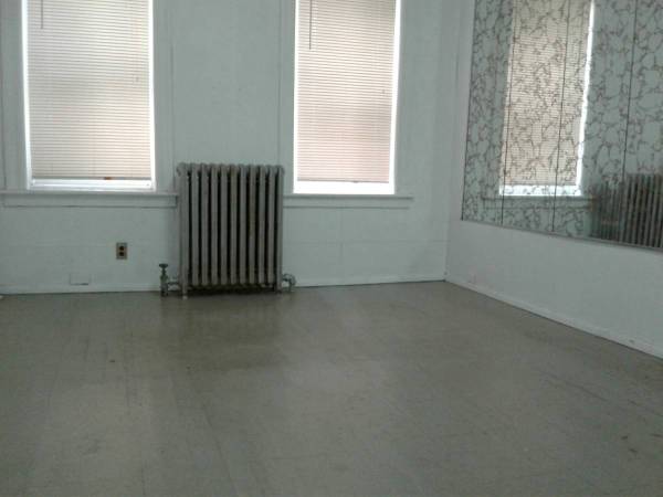 LARGE PRIVATE ROOM CLOSE TO SUBWAY BUS 1