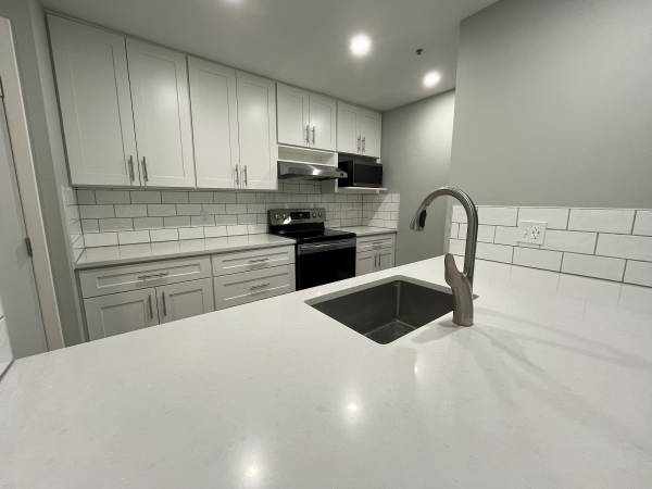 $2,395 / 1br - 900ft2 - Modern Condo Retreat Steps from Portland’s Vibrant Waterfront (Portland)63672601388035124