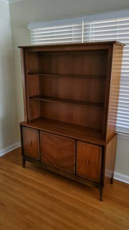 Beautiful Mid-Century Modern Hutch 1