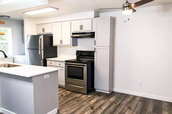 $1,950 / 2br - 922ft2 - A great place to kick back and relax! Beautiful neighborhood! (Portland)63615695986305121
