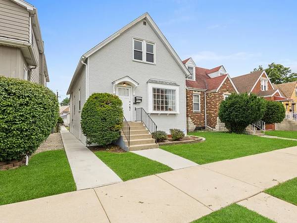 $2,000 / 3br - 2200ft2 - Beautifully updated 3-bedroom, 2-bath residence (Chicag)64041643883649120