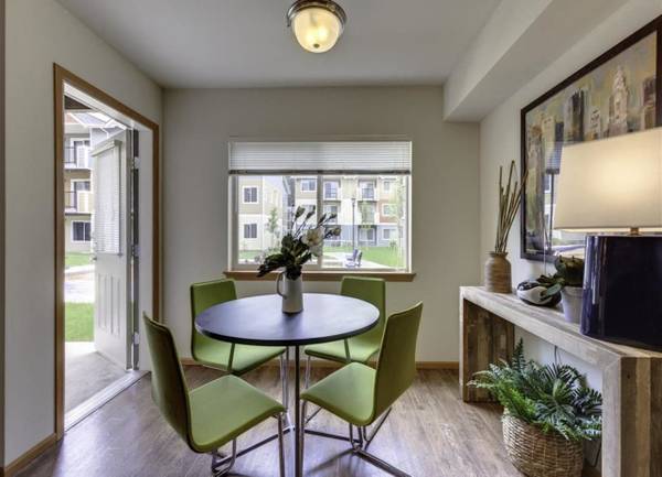 $2,020 / 2br - Piscina y spa relucientes, interiores de diseñador, microondas (12115 State Ave, Marysville, WA)63688607728641121