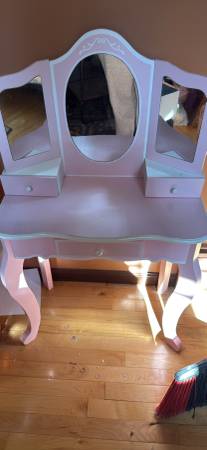 Child vanity 1