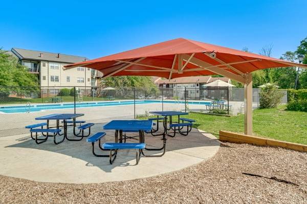 $1,950 / 3br - Spacious Floor Plans, Cable Ready, Laundry in Unit (6810 Lantern Hill Dr, Lochearn, MD)63685908848131123