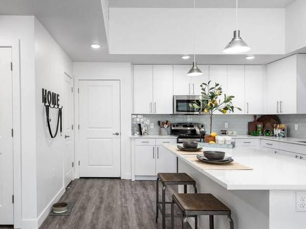 $1,680 / 2br - 939ft2 - Electrodomésticos de acero inoxidable, área de juegos, parque para perros (Bluffdale)63968907333762123