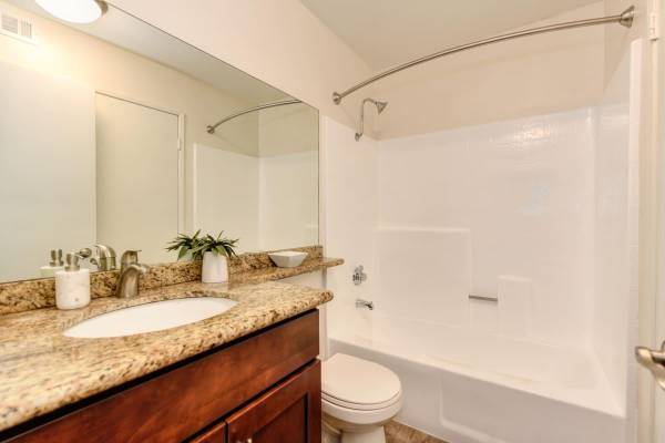 $2,239 / 464ft2 - Laundry Facilities, BBQ/Picnic Area, Near Public Transportation (Toluca Lake)63952930874114124