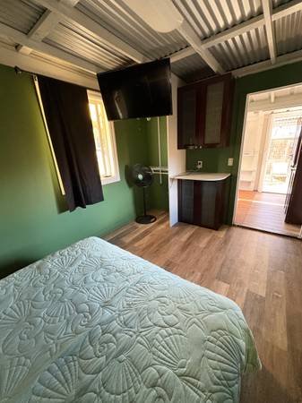 $1,400 / 1br - 200ft2 - Off Grid Living (Punalau)63939528902915123