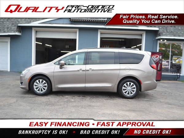 2017 Chrysler Pacifica Touring-l minivan 4d 1