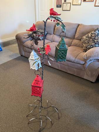 Metal, ceramic stand lanterns cardinals 1