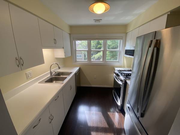$3,250 / 2br - Stunning massive 2 bed 2.5 bath w/ laundry in unit, 2 garage parking!!63802072632835123