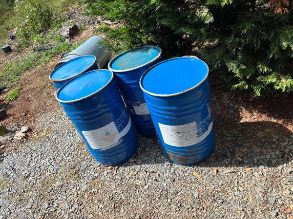 28 GALLON METAL BARRELS 1