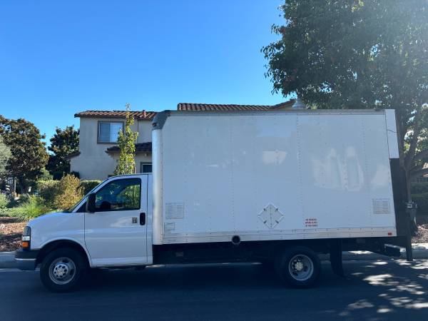 2015 CHEVY EXPRESS 3500 V8 GASOLINA CAMIÓN DE 14 FT CON PUERTA ELEVADORA Y PUERTA LATERAL - $18,995 (¡MANEJA UN POCO Y AHORRA MUCHO EN SAN JOSÉ! FINANCIAMOS CON MAL CRÉDITO)63483225056257123