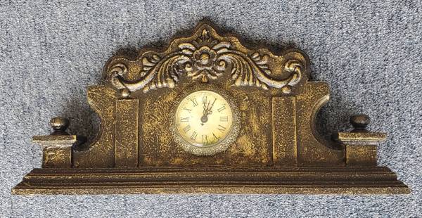 Mantel Clock with Chimes. Lot 2 of 3. Battery operated. 1