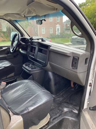 2005 Chevrolet Express - Photo 10