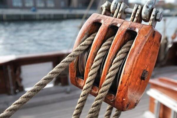Block and tackle / wooden pulleys 1
