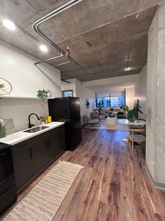 Studio in Downtown – Electricity, Water & Sewer INCLUDED! 1