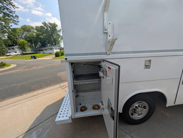2019 Chevrolet Express 3500, con carrocería CSV de 11' Reading Van - $42,000 (Fridley)63481326501891122