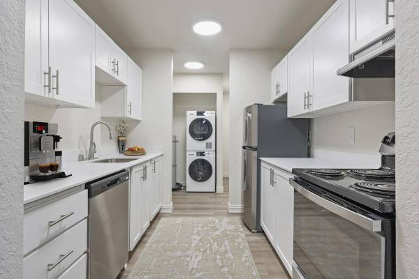 $1,750 / 1br - 667ft2 - 10 minute walk to Renton Transit Center, Spacious private decks (Renton)64031311102083120