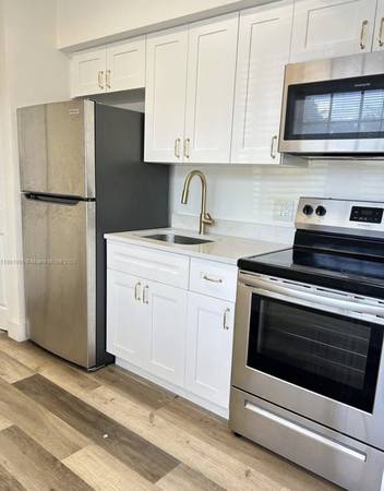$2,600 / 2br - 2 bed 2 bath with private yard (MiMo)64001850061059124